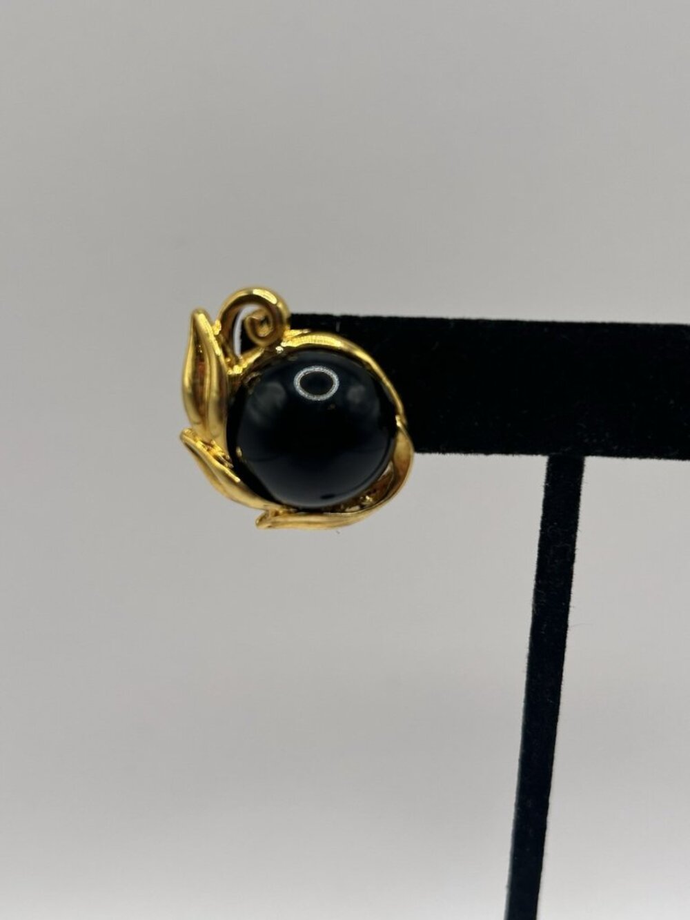 Vintage Trifari Black Cabochon Gold Tone Leaf Clip On Earrings Christmas Gift - Picture 2 of 12
